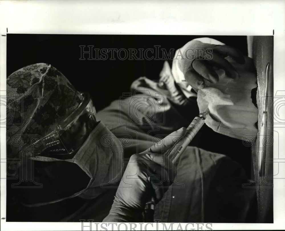 1987 Press Photo Gr. Guyuron works at the Mount Sinai operating room with skull - Historic Images