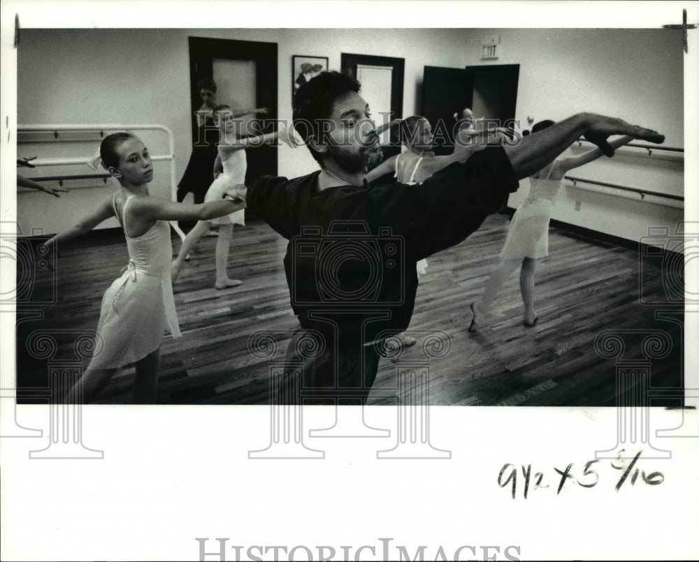 1991 Press Photo Miguel Romero lead the class in Medina Academy of Classical Art - Historic Images