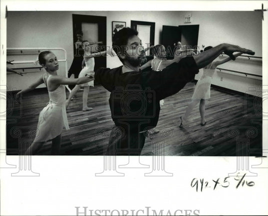 1991 Press Photo Miguel Romero lead the class in Medina Academy of Classical Art - Historic Images