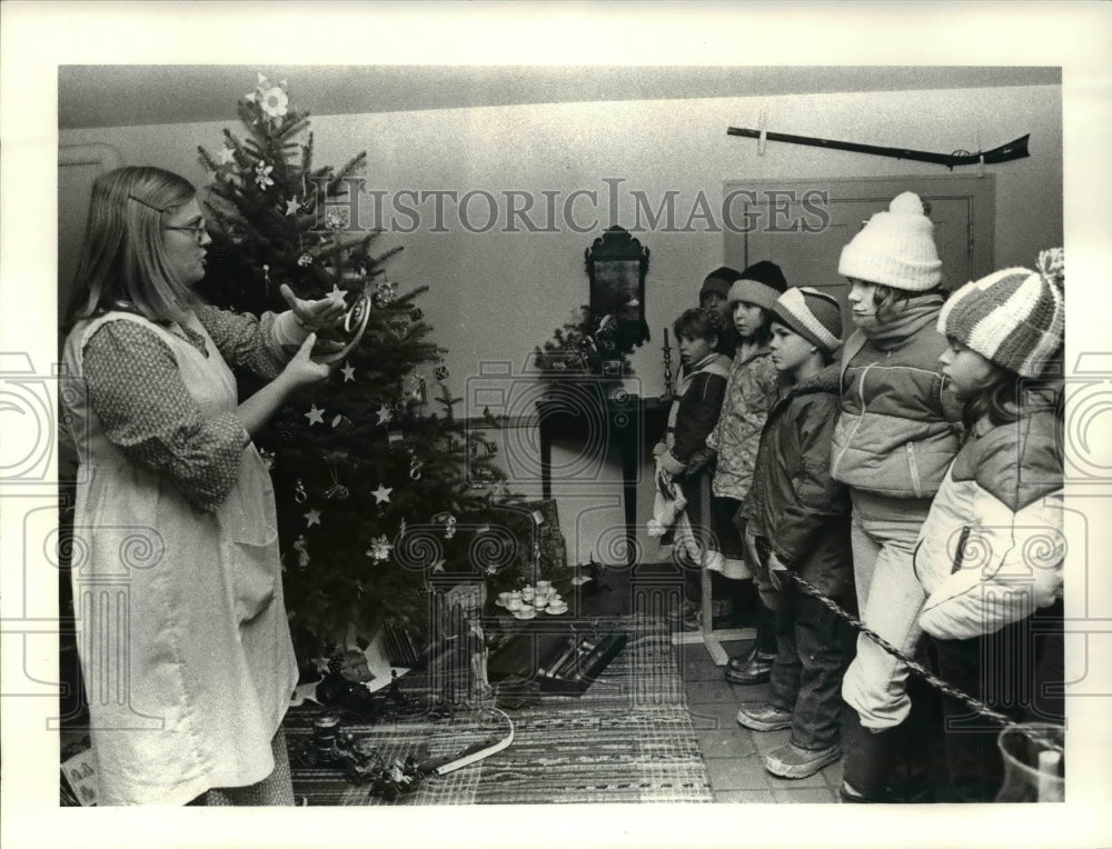 1960 Press Photo Virginia Painter Explains Tree Deorations to Children - Historic Images