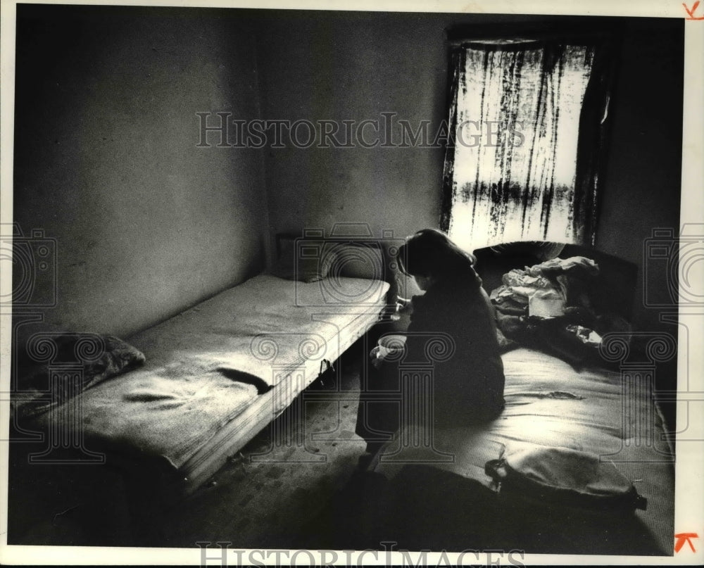 1981 Press Photo Former mental patient Sharon Hampton at her room - cva65648 - Historic Images