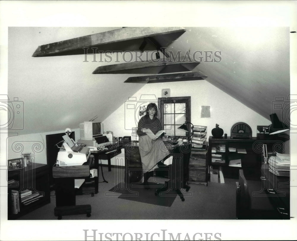 1987 Press Photo Karey Pristone &amp; her home office - cva65677 - Historic Images