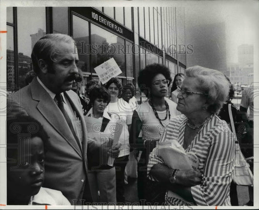 1976 Press Photo Joe Reed, VP of PR Ohio Bell talking to Elizabeth Mudr - Historic Images
