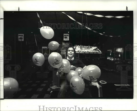 1988 Press Photo Joey Budzick sits on the pool table at R&T Tavern at E31st - Historic Images