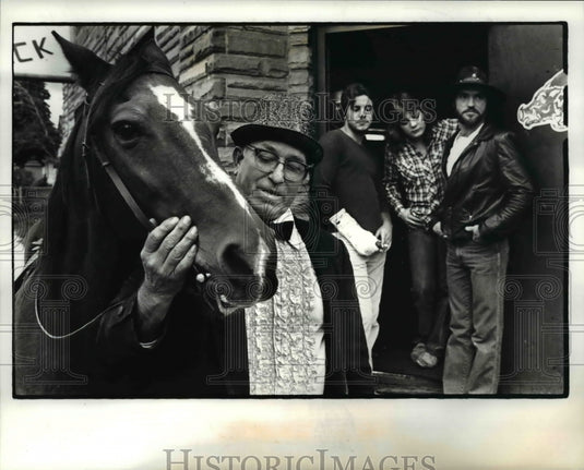 1985 Press Photo Ralph Pierce & Dusty in front of the Razorback Bar on W41st. - Historic Images