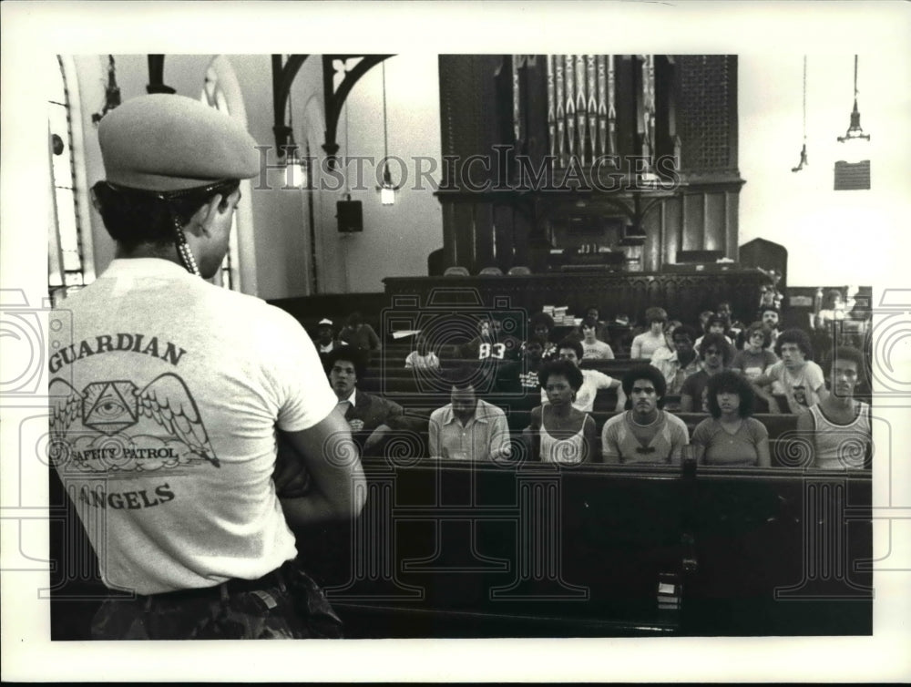 1981 Press Photo Tony from Philadelphia talks with Guardian Angels volunteers - Historic Images