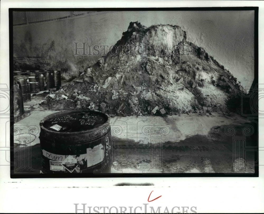 1989 Press Photo A pile of chemical waste sits in corner of a work area, GSX - Historic Images