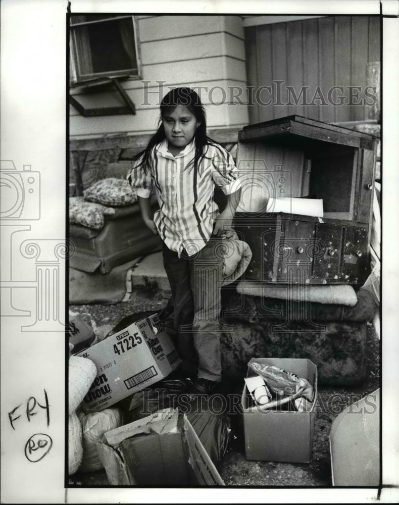 1989 Press Photo Melanie Ghost Dog stand at Pine Ridge Indians Reservation. - Historic Images