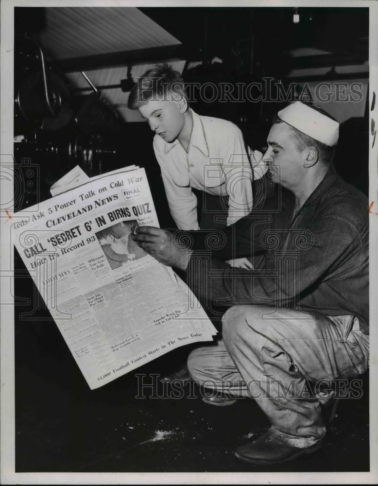 1953 Press Photo Alan Pons w/ Pressman John Raible - Historic Images