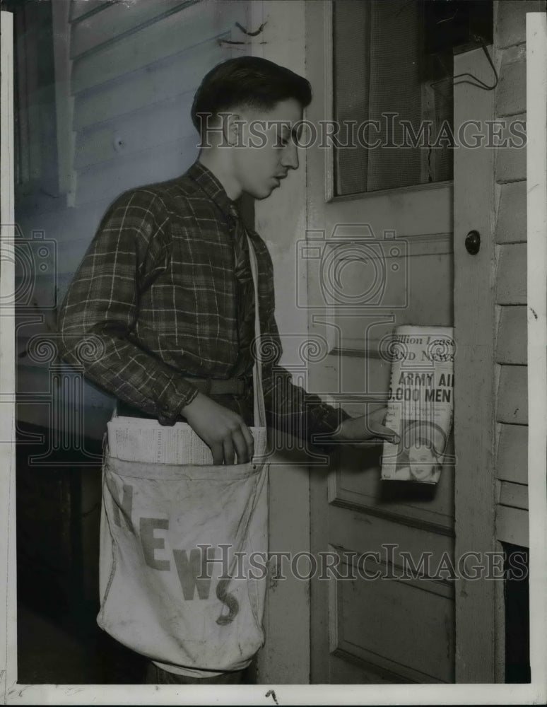 1941 Press Photo Sax Hazapis, Golden Deeds Award winner delivers the goods - Historic Images