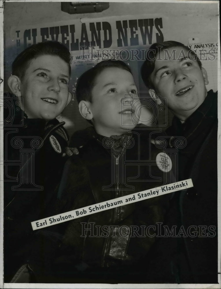 1942 Press Photo Earl Shulson, Bob Schierbaum &amp; Stanley Klasinski, News Carriers - Historic Images