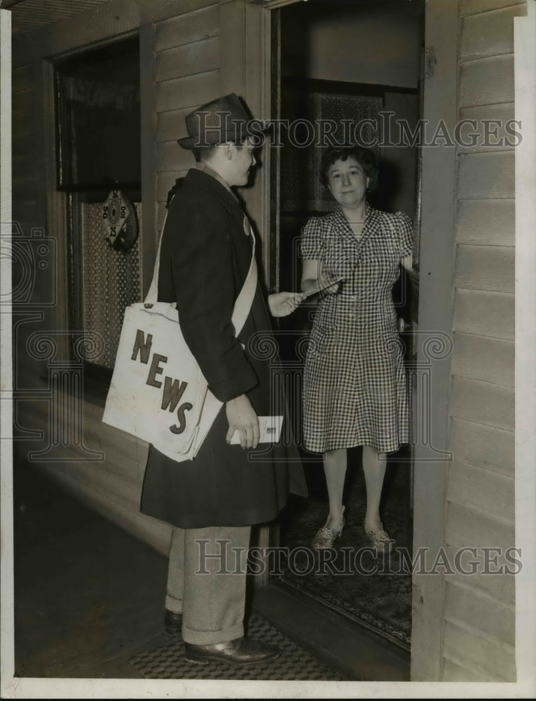 1942 Press Photo News Carrier Bill Flanagan delivers to Anna Maul - cva65819 - Historic Images