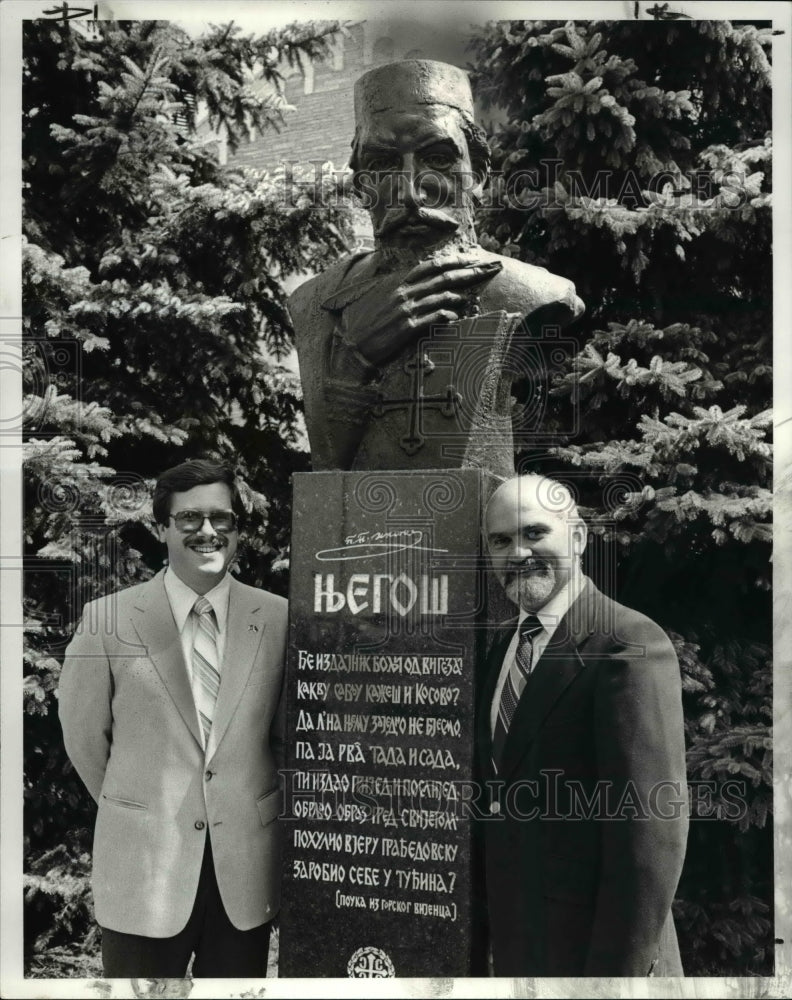 1982 Press Photo Dr.R Zivic &amp; Sam Coso pose with the Statue of Njegosh - Historic Images