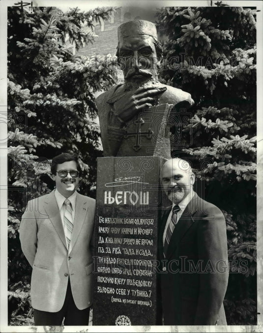 1982 Press Photo Dr.R Zivic & Sam Coso pose with the Statue of Njegosh - Historic Images