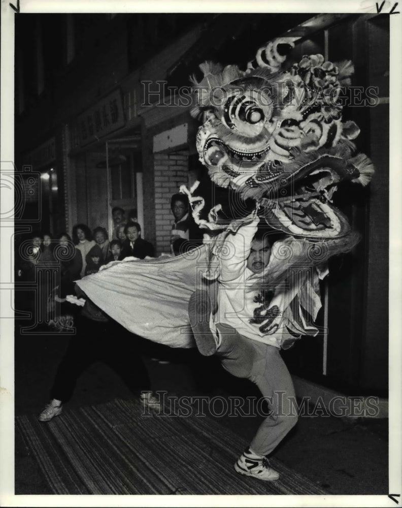 1990 Press Photo Dancers Perform Dragon Dance during Chinese New Year - Historic Images
