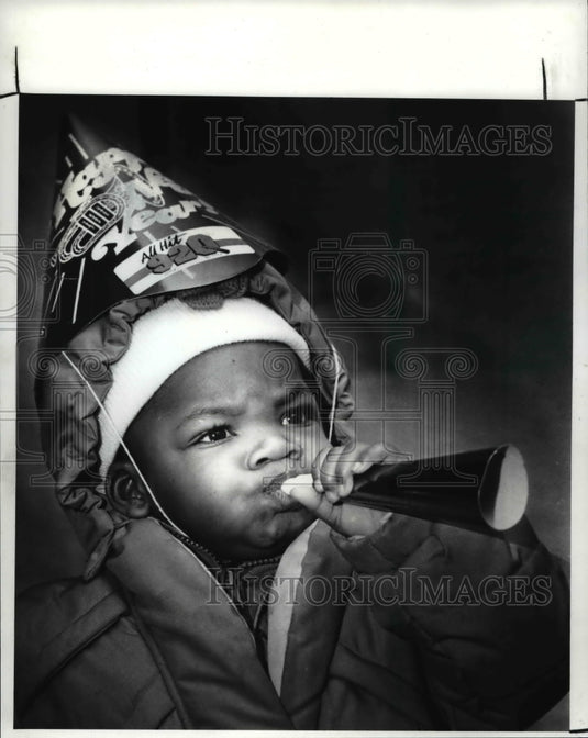 1988 Press Photo Myrfa Jordan Celebrates New Year with Her Noise Maker - Historic Images