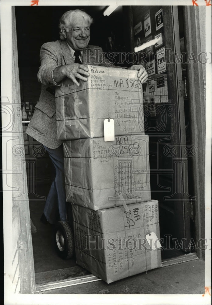 1981 Press Photo Ben R. Kwiaikowski Send Packages to Poland for Local Poles - Historic Images