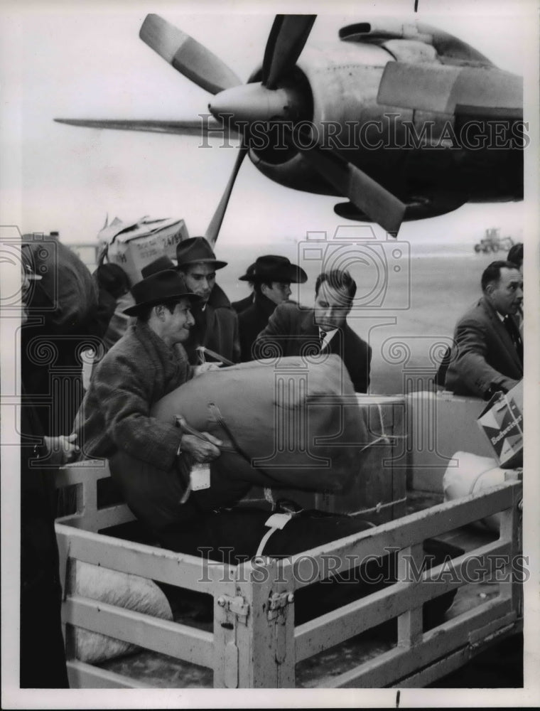 1962 Press Photo Cuban refugees arrived on Friendship Flight - cva65864 - Historic Images