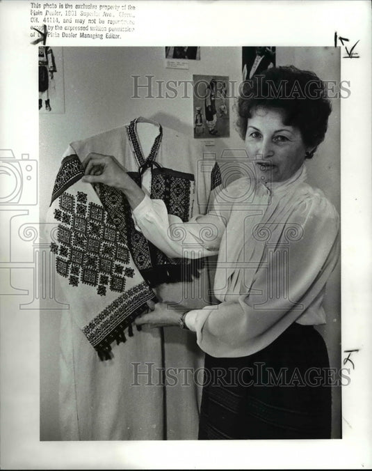 1988 Press PhotoFrancis Babic & Display at American Lodge Eastlake - cva65876 - Historic Images