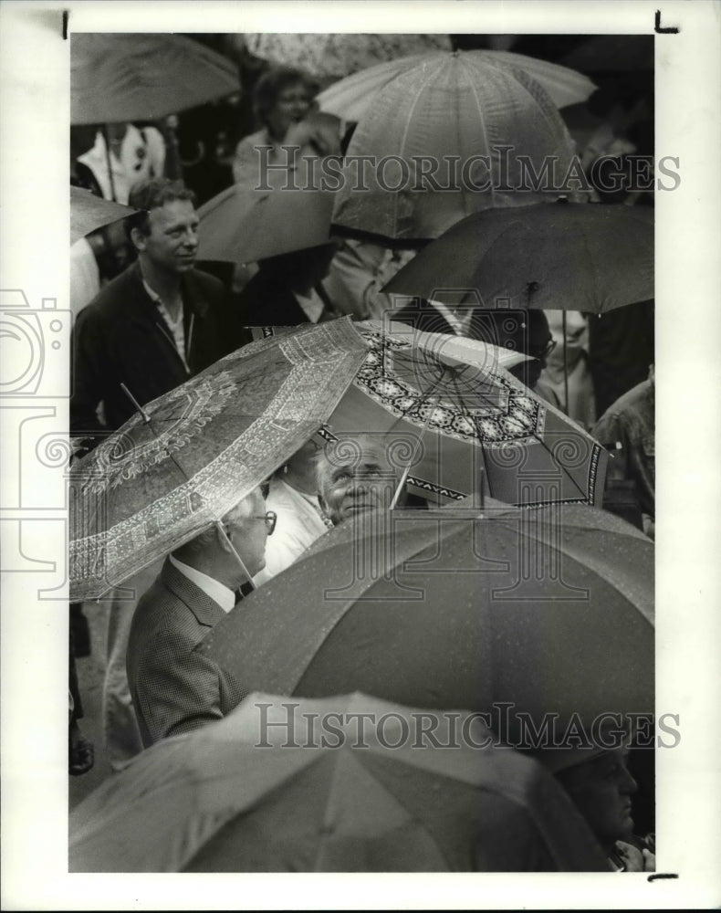 1988 Press Photo Dr Vytautas Maurutis at Soldiers and Sailors Monument - Historic Images