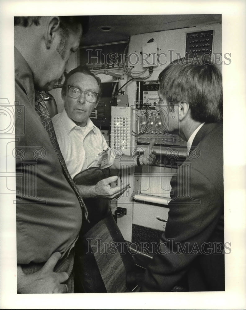 1981, Billy Coyle with the NASA officials - cva65885 - Historic Images