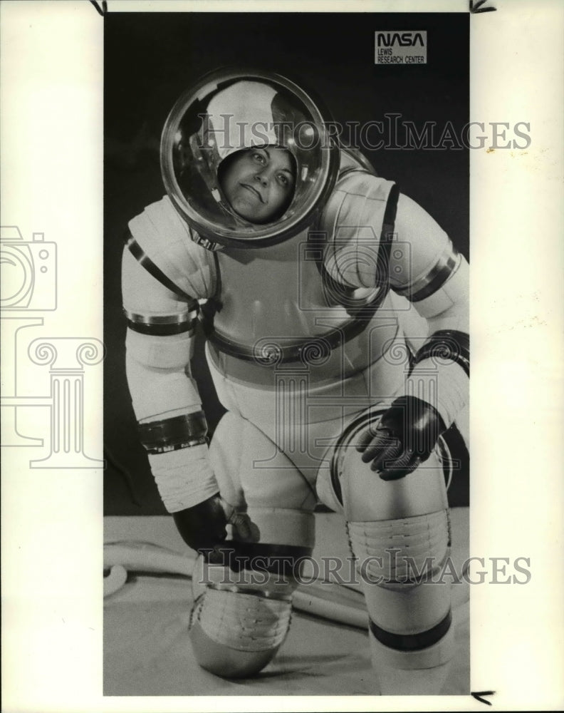 1988 Press Photo Jackie Butram with the NASA cutout outfit at the NASA booth - Historic Images