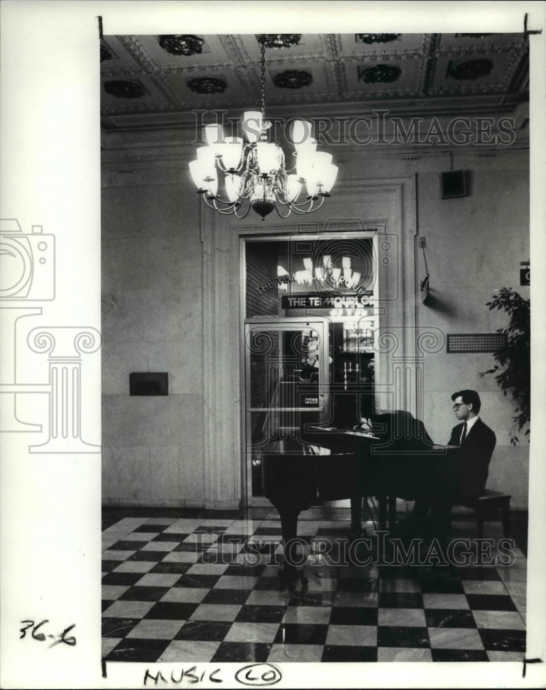 1989 Press Photo Working student, Craig Packer plays the piano for income - Historic Images