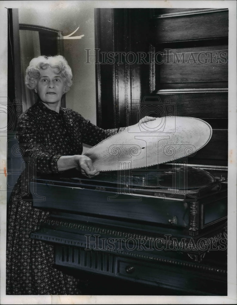 1959 Press Photo Mrs. Barbara Brown with her gold music box for sale - cva65895 - Historic Images