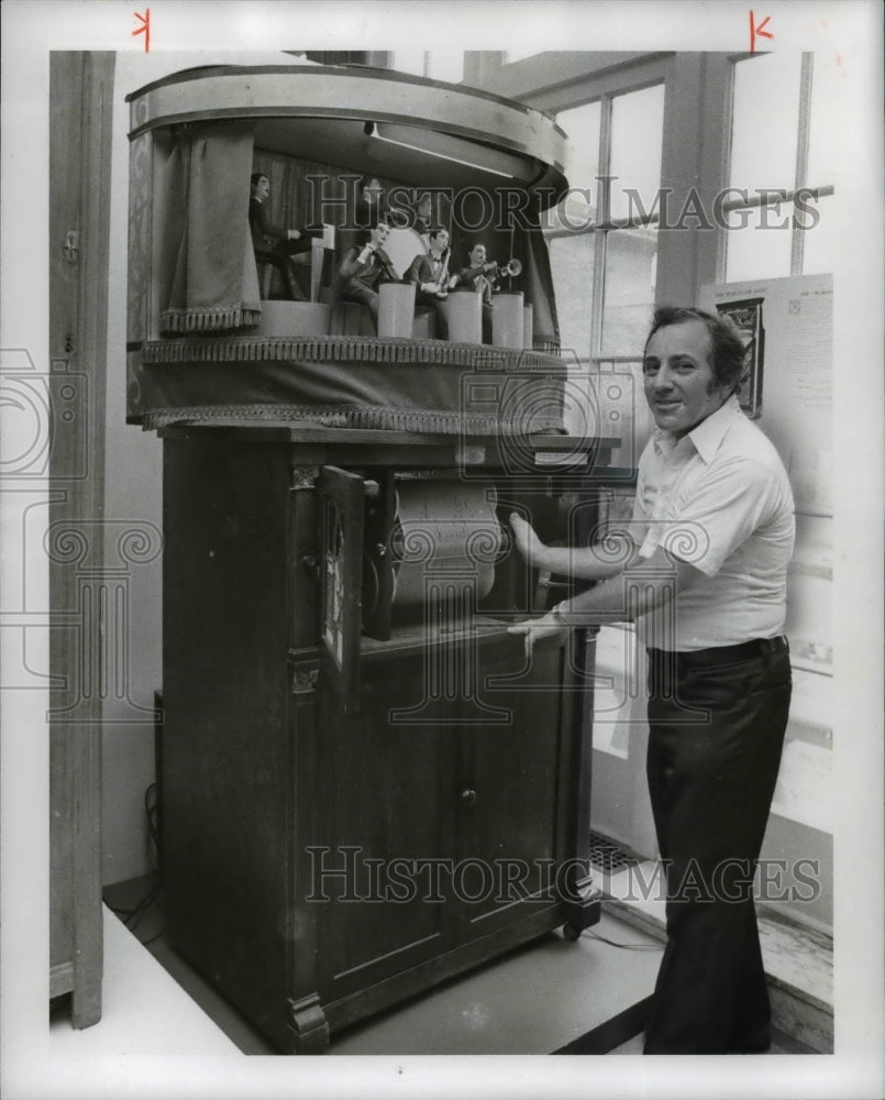 1977 Press Photo Bill Kap with his nickelodeon and miniature Chicago jazz band-Historic Images