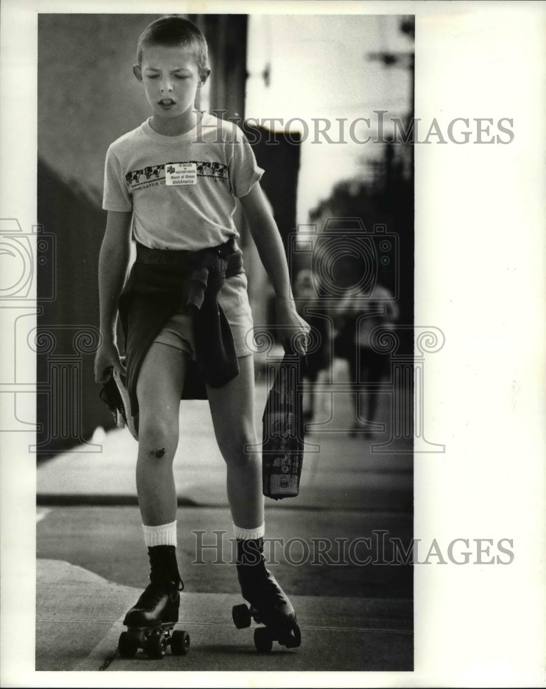 1990 Press Photo Glenn Gierman March of Dimes walk-a-thon with his shates. - Historic Images