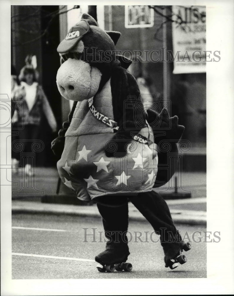 1989 Press Photo United State Mascot Walk Smat at Anti Drug March Rally. - Historic Images