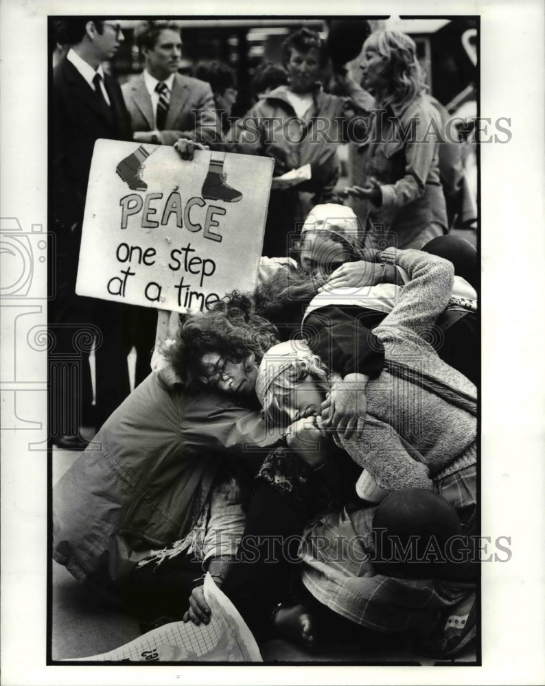 1986 Press Photo Great Peace Marchers Huddle togerther in Unity during protest. - Historic Images