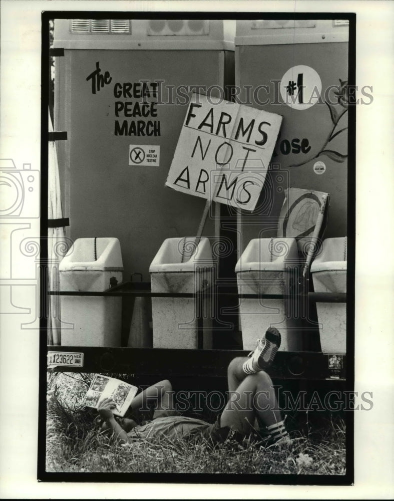 1986 Press Photo Great Peace Marchers resting during lunch break. - cva65944 - Historic Images