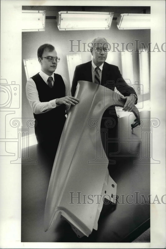1989 Press Photo Ronald Adamczyk of LTV with painted fender in green light Room. - Historic Images