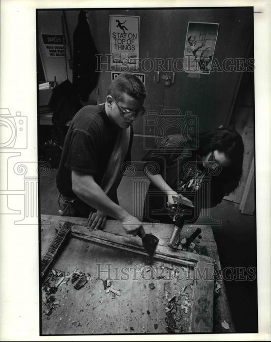 1990 Press Photo Danny Gomez and Veronica Gutierrez at the Lorain lighthouse - Historic Images