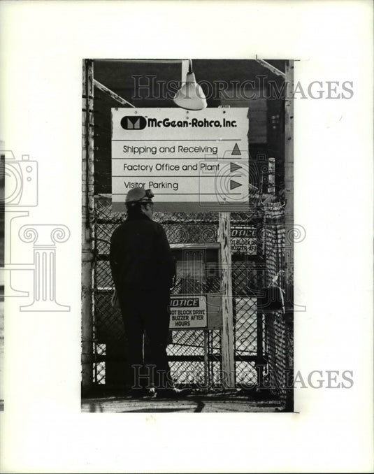 1991 Press Photo An employee at the McGean Rohco Inc. - cva65969 - Historic Images