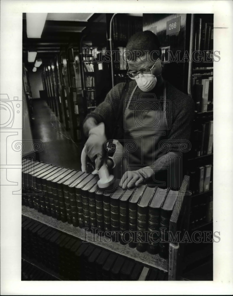 1990 Press Photo The Cleveland Public Library employee, Lionel Ramos - cva65993 - Historic Images