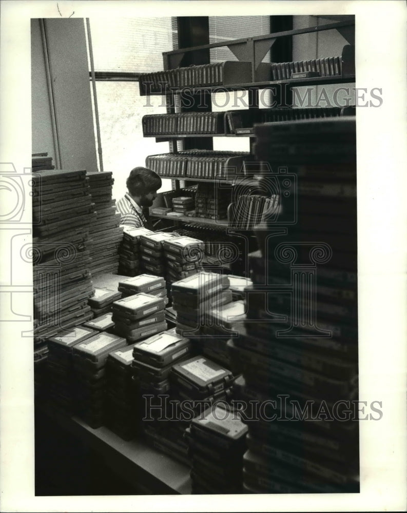 1985, The Public Library worker with the thousand records and tapes - Historic Images