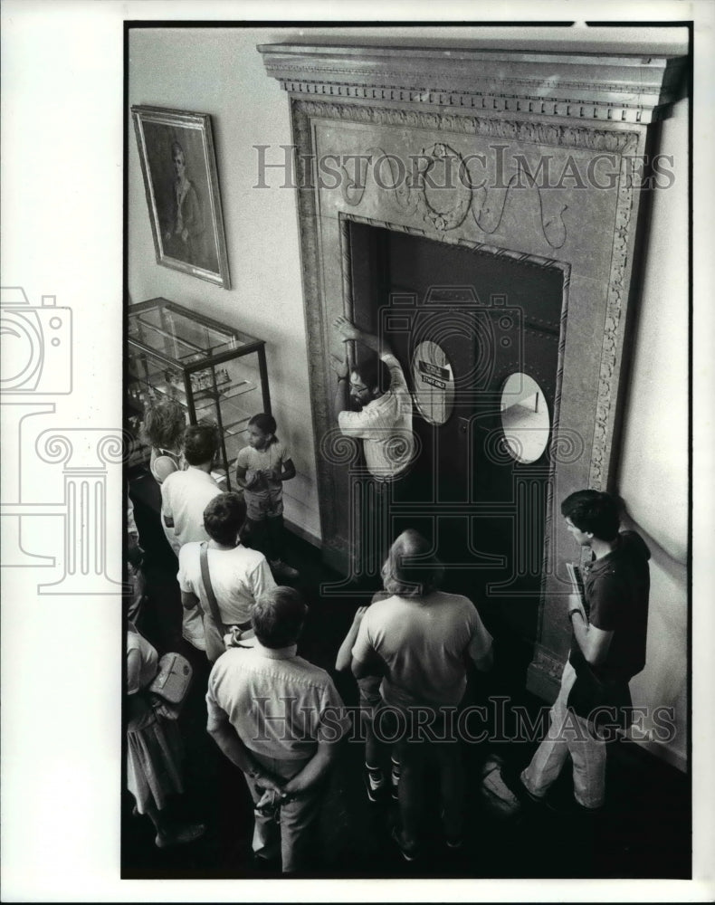 1988 Press Photo Tour guide Joe Hannibal during a Cleveland Public library tour - Historic Images