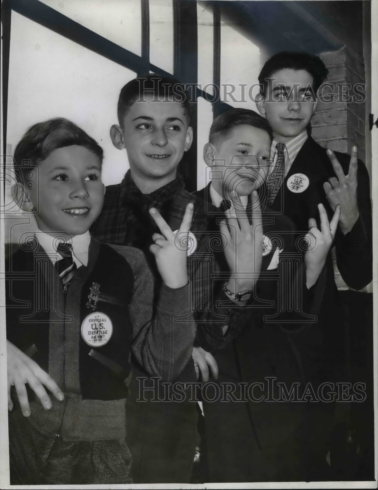 1942 Press Photo News carrier boys R. Somsak, B. Discenza, A. Clemens - Historic Images