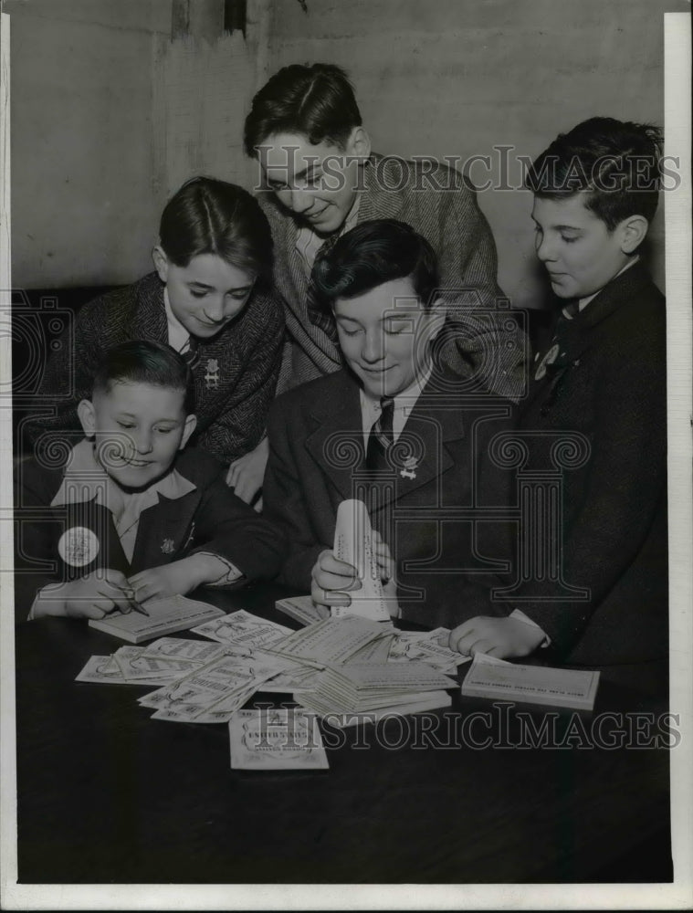 1942 Press Photo Leading Carrier Salesmen in meeting - cva66016 - Historic Images