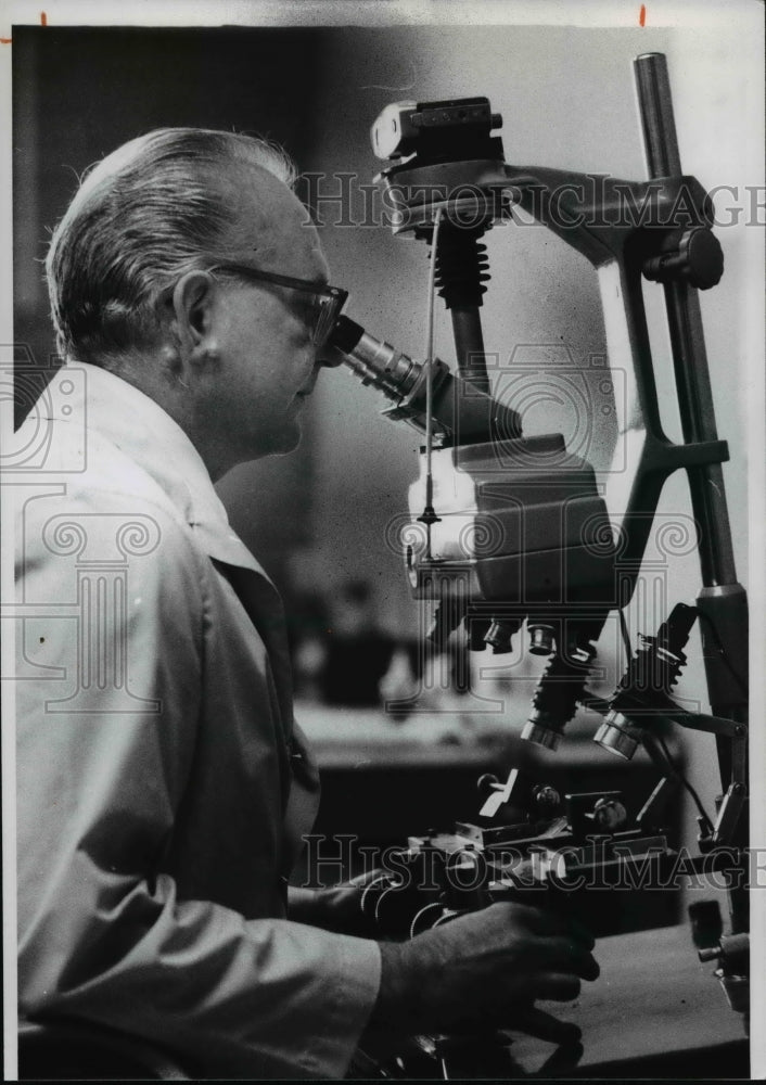 1978 Press Photo Ballistics expert, Edward Gotsky of the Ohio Criminal Bureau - Historic Images