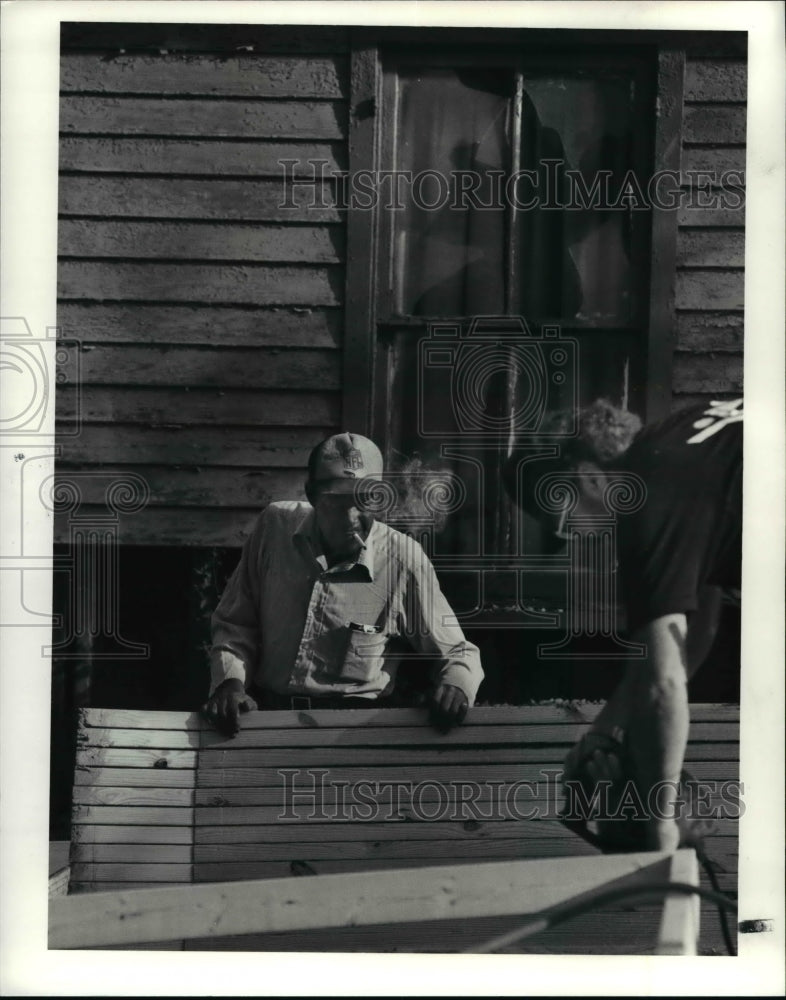 Press Photo Ibey Woodfin watches Habitat for Humanity volunteer Ken Long - Historic Images