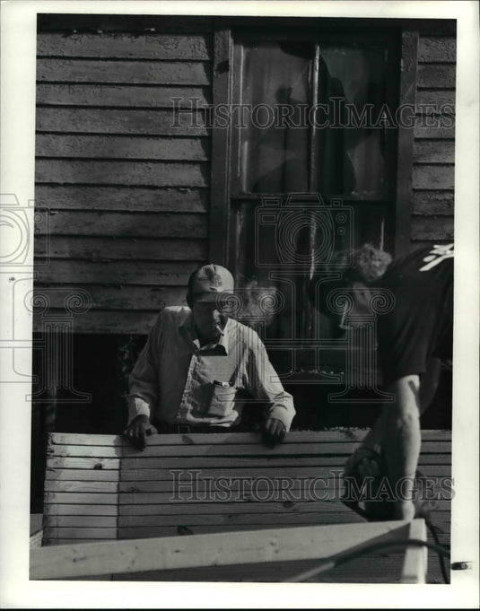 Press Photo Ibey Woodfin watches Habitat for Humanity volunteer Ken Long - Historic Images