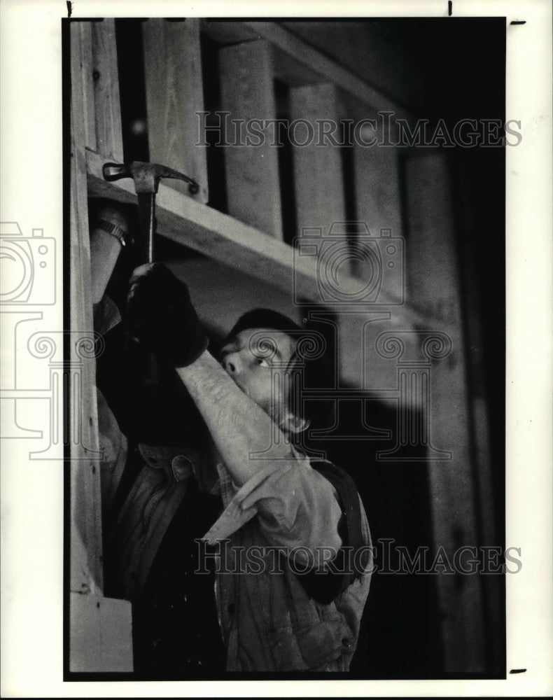 1990 Press Photo Stephen A Frye helps renovate home with Habitat for Humanity - Historic Images