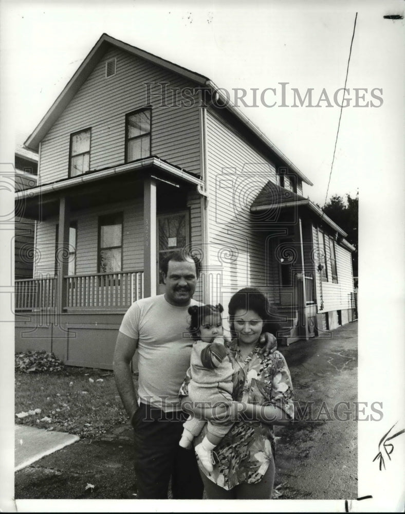 1989 Press Photo Jose Beltran, Jacqueline and Miriam - cva66049 - Historic Images