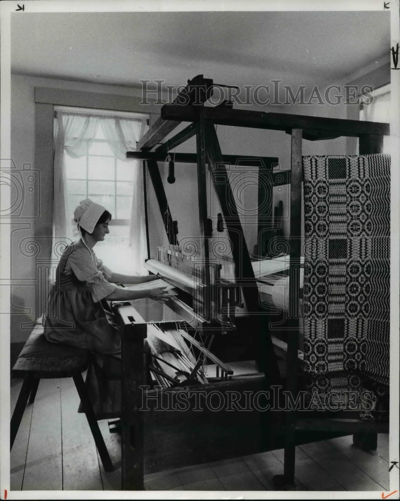 1983 Press Photo Hale farms weaving - cva66052 - Historic Images