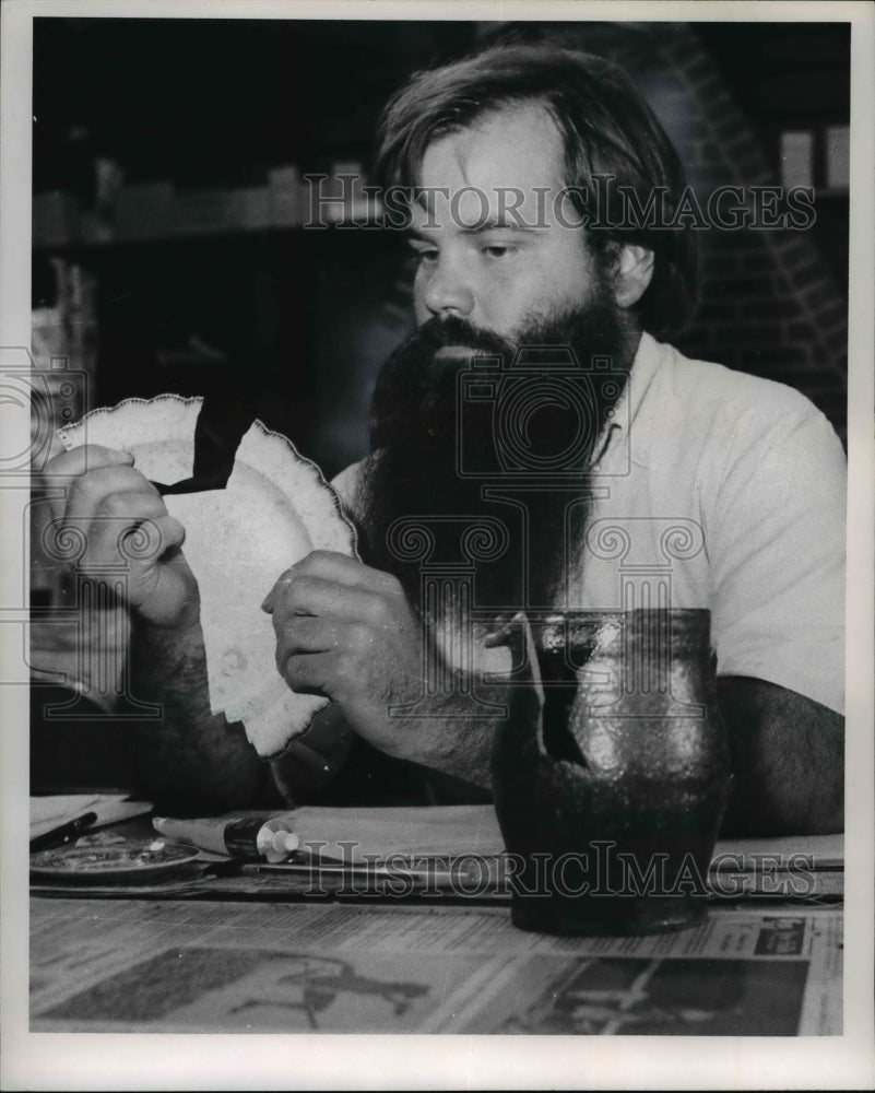 1972 Press Photo George Miller an anthropology student of Staffordshire pottery - Historic Images