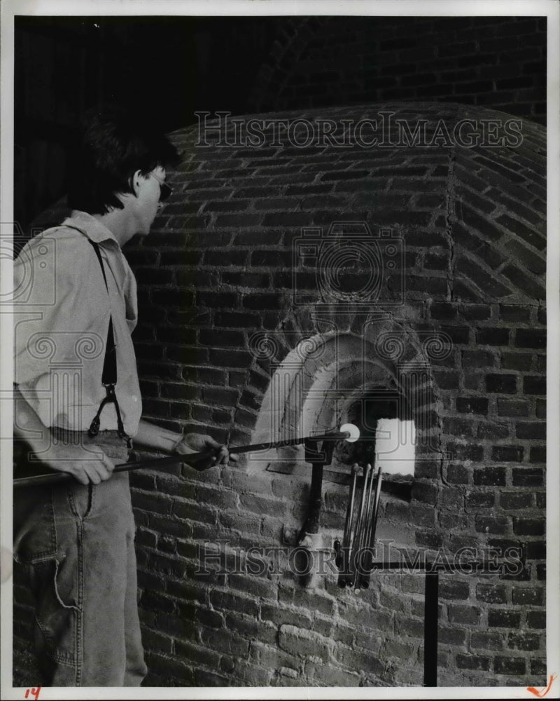 1983 Press Photo Hale farms glass blowing - cva66054 - Historic Images