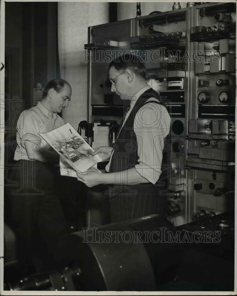 1941, AP editor Al Cowie at the Associated Press Wirephoto room - Historic Images
